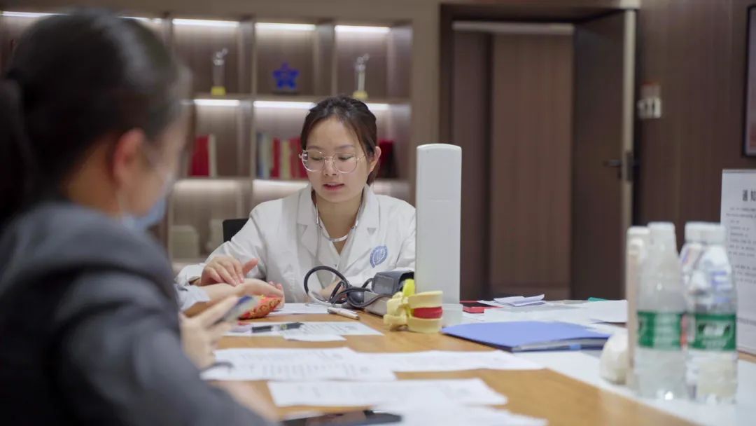 健康義診進(jìn)中庭，跟emo說拜拜